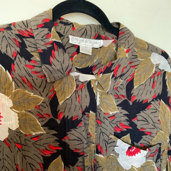 Michelle Stuart Short Sleeve PrintButton Up Top in Size Medium - Picture 3 of 7
